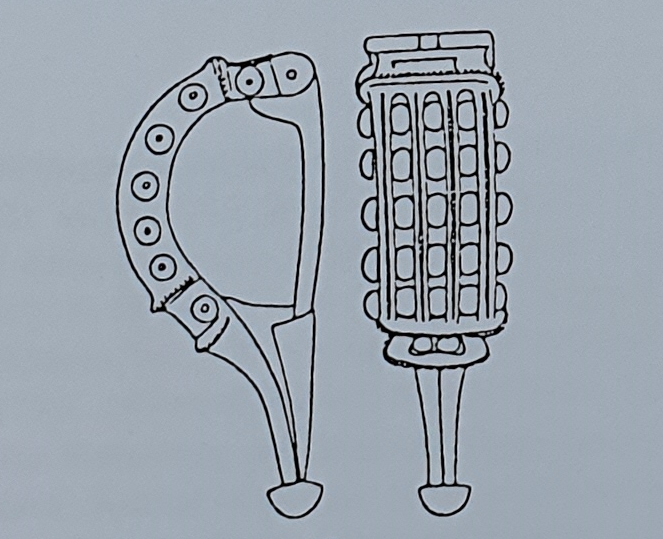 Zeichnung einer vollständigen gegitterten Aucissafibel.